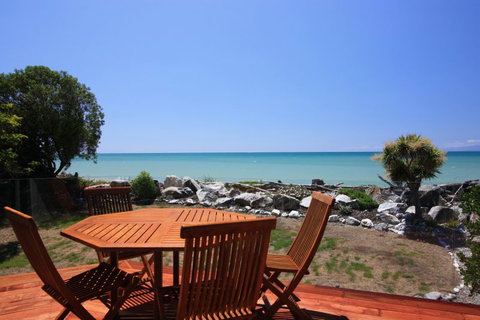 Absolute Beachfront Ruby Bay - Large House On Beachfront. - Accommodation New Zealand 7
