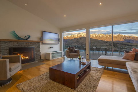 Mountain & Lake Views - Accommodation New Zealand 3