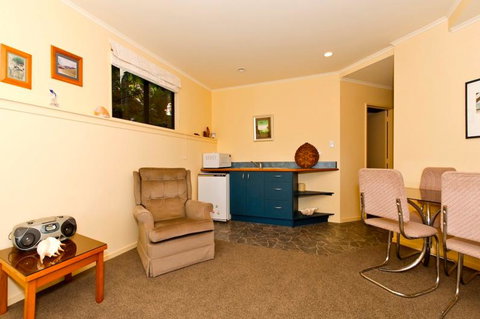 The Glass House - Accommodation New Zealand 11