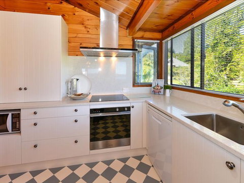 Lakefront Escape - Accommodation New Zealand 5