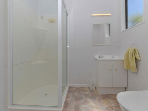 Lakefront Escape - Accommodation New Zealand 7