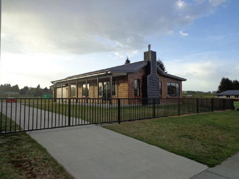 The Hut - Quality Te Anau Home - Accommodation New Zealand 0