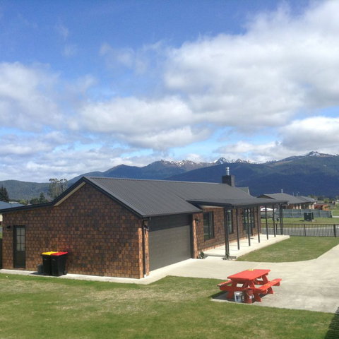 The Hut - Quality Te Anau Home - Accommodation New Zealand 1