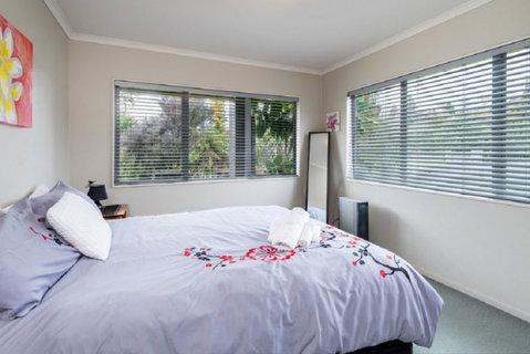 Zodiac Bay Lake Retreat - Accommodation New Zealand 3