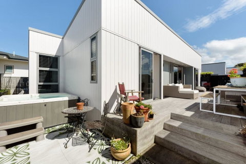 Sunny Beach Pad With Spa - Short Stroll To Beach, Blake Park & Cafe's - Accommodation New Zealand 0