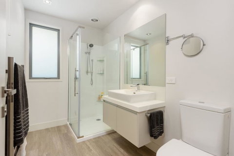 Sunny Beach Pad With Spa - Short Stroll To Beach, Blake Park & Cafe's - Accommodation New Zealand 2
