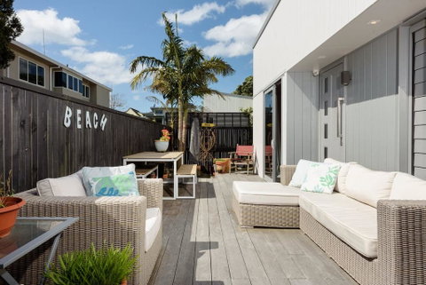 Sunny Beach Pad With Spa - Short Stroll To Beach, Blake Park & Cafe's - Accommodation New Zealand 1