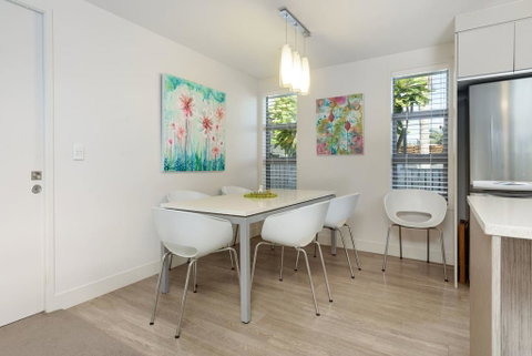 Sunny Beach Pad With Spa - Short Stroll To Beach, Blake Park & Cafe's - Accommodation New Zealand 3