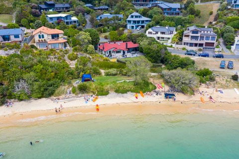 The Beachfront Bach - Accommodation New Zealand 2