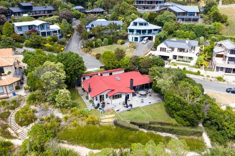 The Beachfront Bach - Accommodation New Zealand 3
