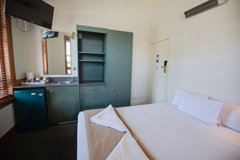 The Cambridge Hotel - Accommodation New Zealand 1