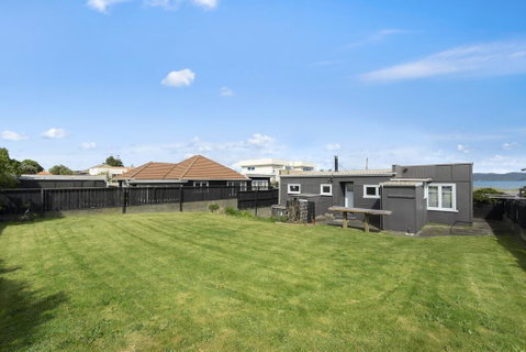 The Green Trout - Paraparaumu Beach Holiday Home - Accommodation New Zealand 3