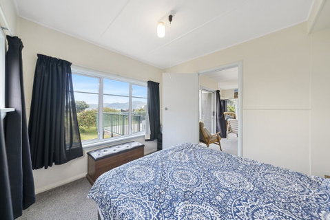 The Green Trout - Paraparaumu Beach Holiday Home - Accommodation New Zealand 1