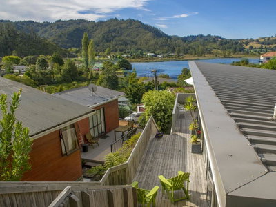 The Happy Tui - Tairua Holiday Home