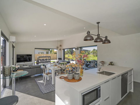 The Honey House - Pauanui Holiday Home - Accommodation New Zealand 1