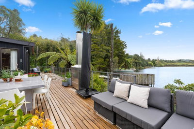 The Lake's Edge - Lake Rotoiti Holiday Home