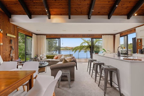 The Lake's Edge - Lake Rotoiti Holiday Home - Accommodation New Zealand 2