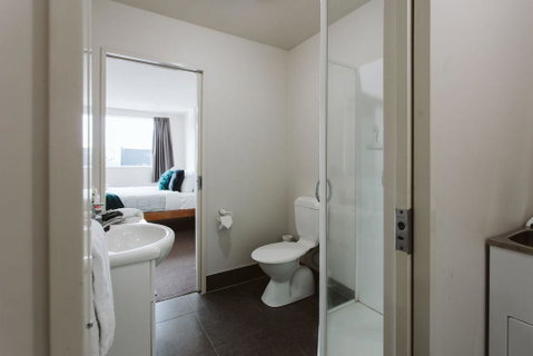 THE LOFT NO3 - CONVENIENT IN STRANDON - Accommodation New Zealand 1