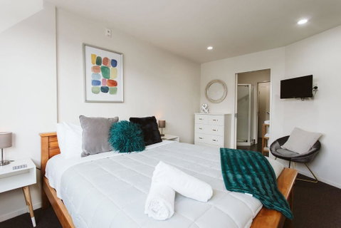 THE LOFT NO3 - CONVENIENT IN STRANDON - Accommodation New Zealand 2