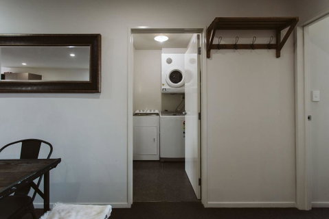 THE LOFT NO3 - CONVENIENT IN STRANDON - Accommodation New Zealand 3