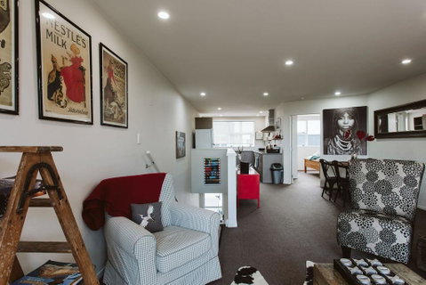 THE LOFT NO3 - CONVENIENT IN STRANDON - Accommodation New Zealand 0