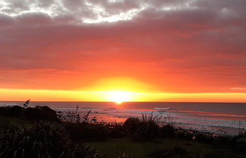 THE SURF HIDEAWAY - BEACHFRONT RETREAT - Accommodation New Zealand 3