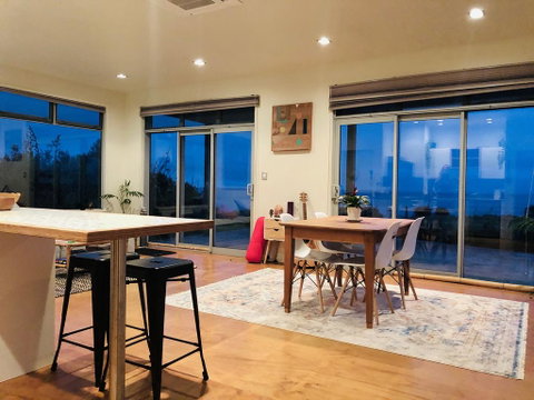 THE SURF HIDEAWAY - BEACHFRONT RETREAT - Accommodation New Zealand 1
