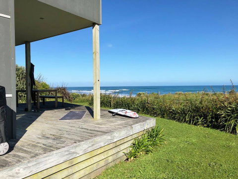 THE SURF HIDEAWAY - BEACHFRONT RETREAT - Accommodation New Zealand 2