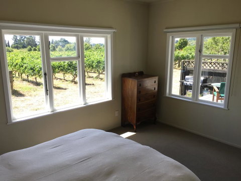 Tuki Vineyard Cottage - Accommodation New Zealand 3