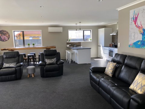 Twizel - Rhoboro Getaway - Modern & Relaxing - Accommodation New Zealand 3