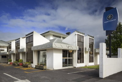 Four Canoes Hotel