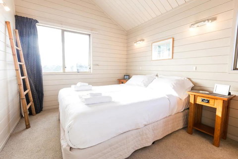 3 Bedroom Home With Harbour Views - Accommodation New Zealand 2