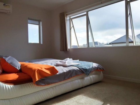 A Comfortable 5-Bedrooms House - Accommodation New Zealand 1