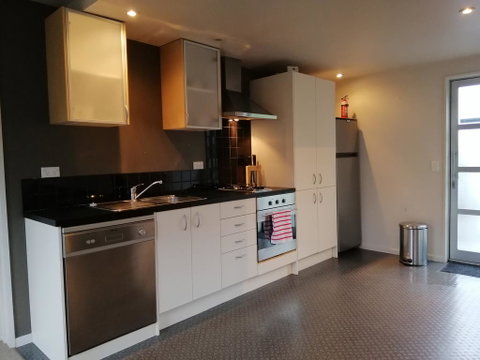A Stone's Throw From Town - Accommodation New Zealand 3