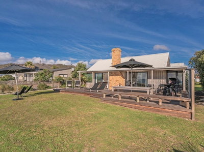Absolute Beachfront Matarangi - Matarangi Holiday Home