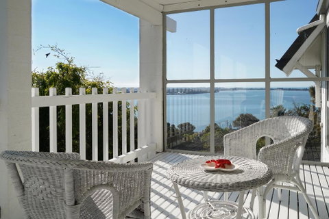 Art House - Water Views- Private Garden - Accommodation New Zealand 2