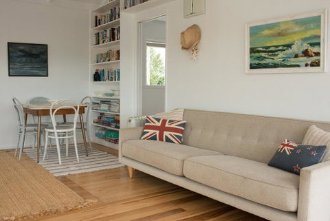 Bay View Beach House - Raglan Holiday Home - Accommodation New Zealand 3