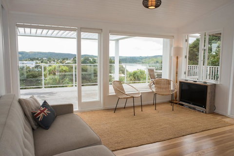 Bay View Beach House - Raglan Holiday Home - Accommodation New Zealand 2