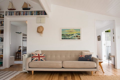 Bay View Beach House - Raglan Holiday Home - Accommodation New Zealand 1