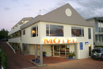 Baycourt Lakefront Motel