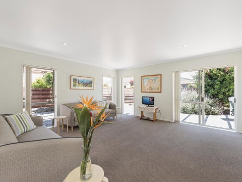 Beach And Golf Delight - Mt Maunganui Holiday Home - Accommodation New Zealand 1