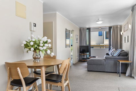 Beach Retreat On Pilot Bay - Mount Maunganui Apartment - Accommodation New Zealand 1
