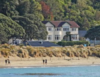 Beachfront Wellington Bed and Breakfast