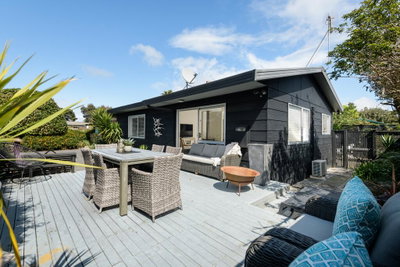 Bennys Beach Cottage - Papamoa Holiday Home