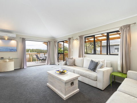 Birdsong - Omaha Holiday Home - Accommodation New Zealand 1