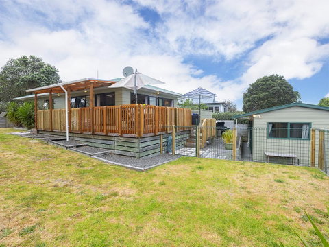 Birdsong - Omaha Holiday Home - Accommodation New Zealand 0
