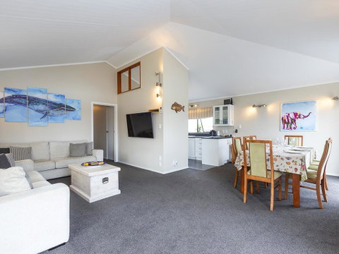 Birdsong - Omaha Holiday Home - Accommodation New Zealand 3