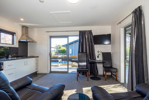 Black On Grey - Accommodation New Zealand 3