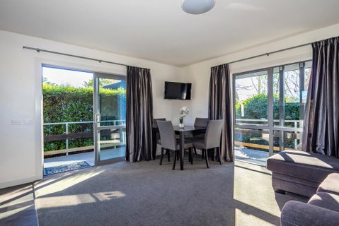 Black On Grey - Accommodation New Zealand 2