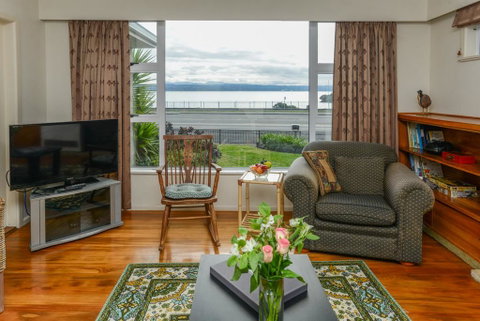 Breakwater Cottage - Napier Holiday Home - Accommodation New Zealand 0